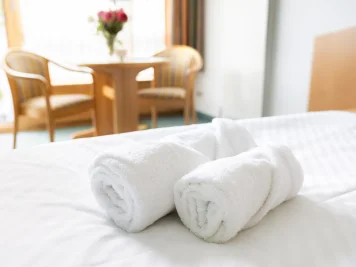 Frische Handtücher auf einem Bett